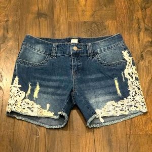 Denim Shorts appliquéd lace